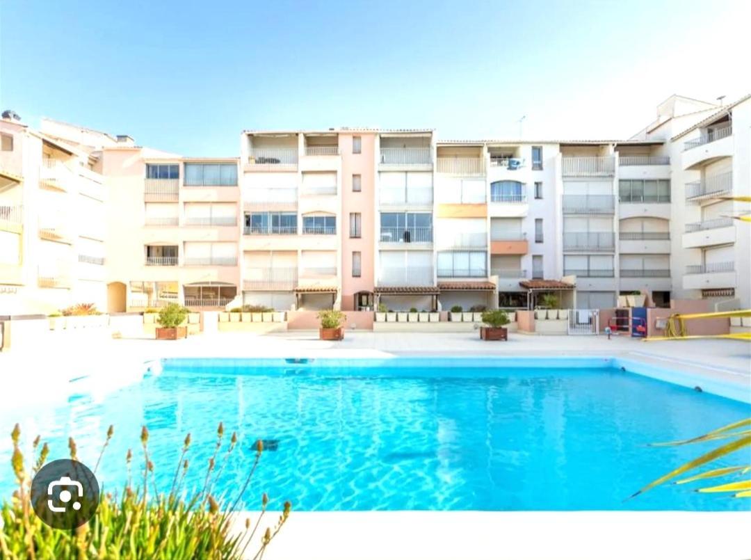 Centre Port,Studio Cosy,Vue Piscine Et Sur Le Parking Prive Ainsi Que Le Mont Saint Martin Agde Exterior foto