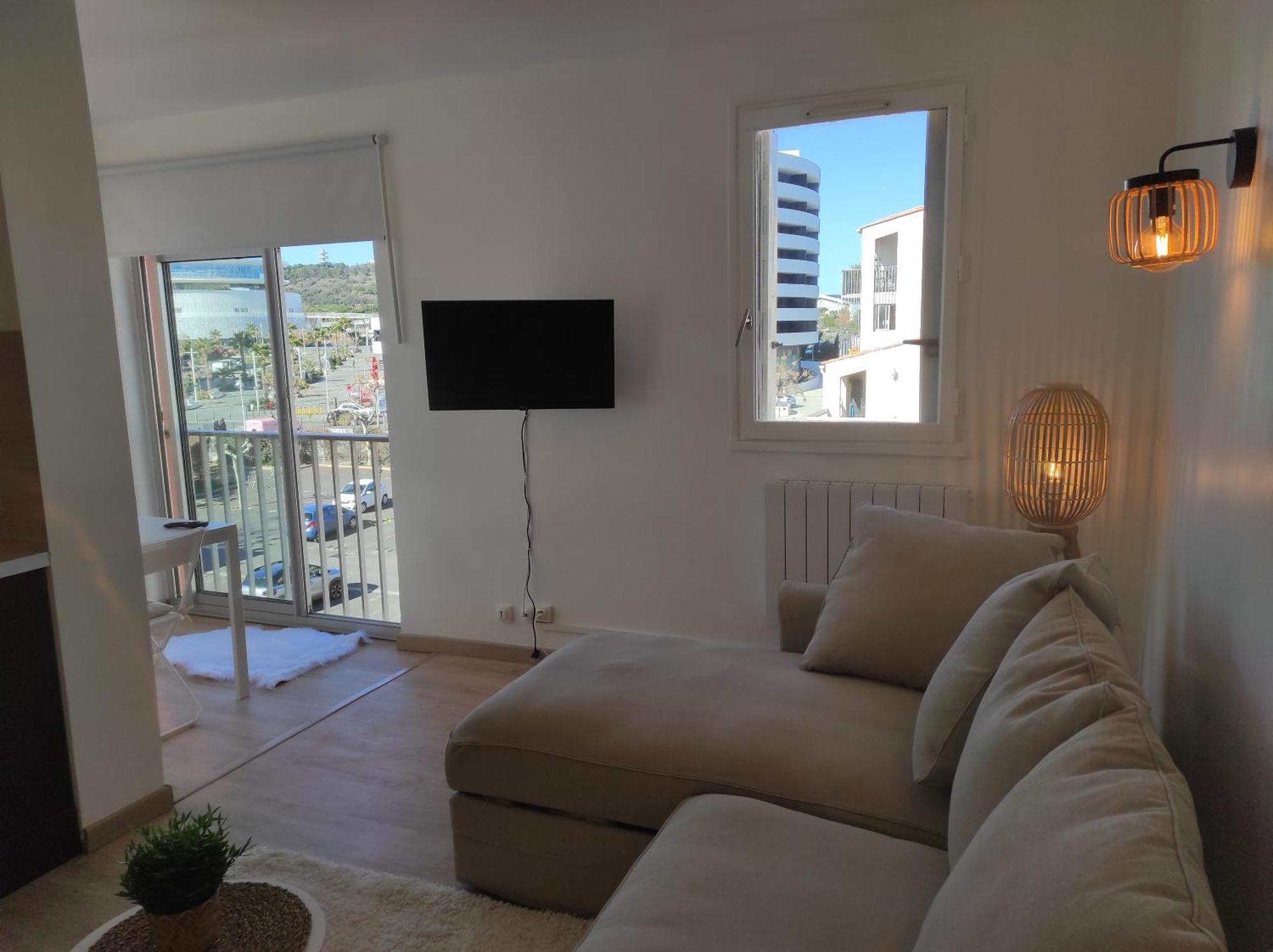 Centre Port,Studio Cosy,Vue Piscine Et Sur Le Parking Prive Ainsi Que Le Mont Saint Martin Agde Exterior foto
